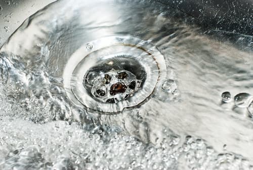What is the best way to clean a kitchen sink